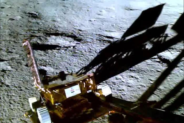 Индийский аппарат передал первые данные с Луны