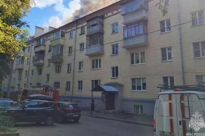 В подмосковном Красногорске загорелась крыша жилой многоэтажки