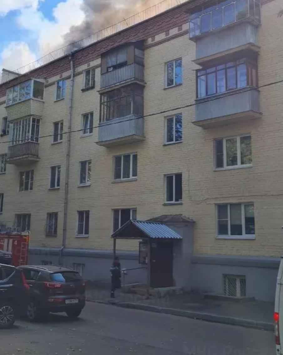 В подмосковном Красногорске загорелась крыша жилой многоэтажки