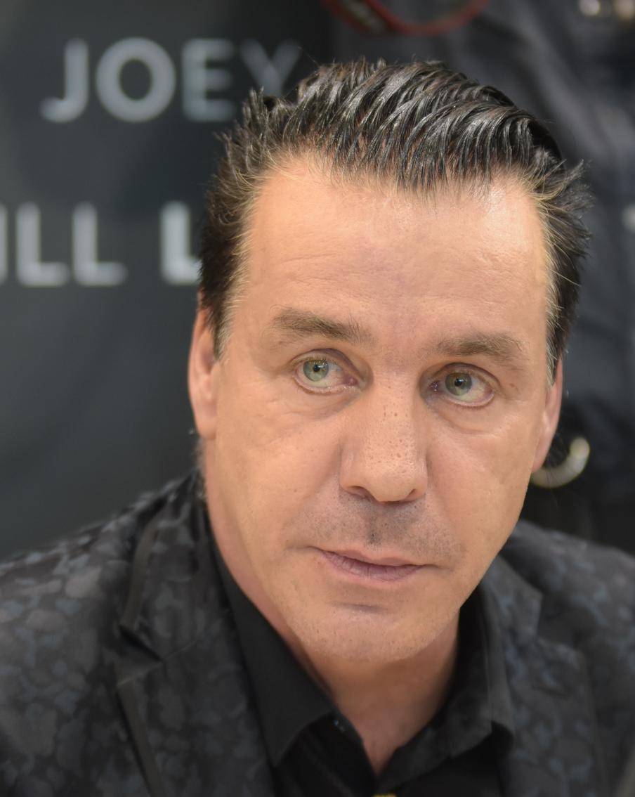 СМИ: расследование против лидера Rammstein по обвинению в насилии закрыли