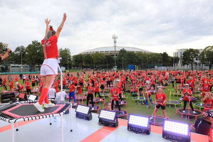 Фитоняшки раскачали вагон метро по дороге на мировой рекорд
