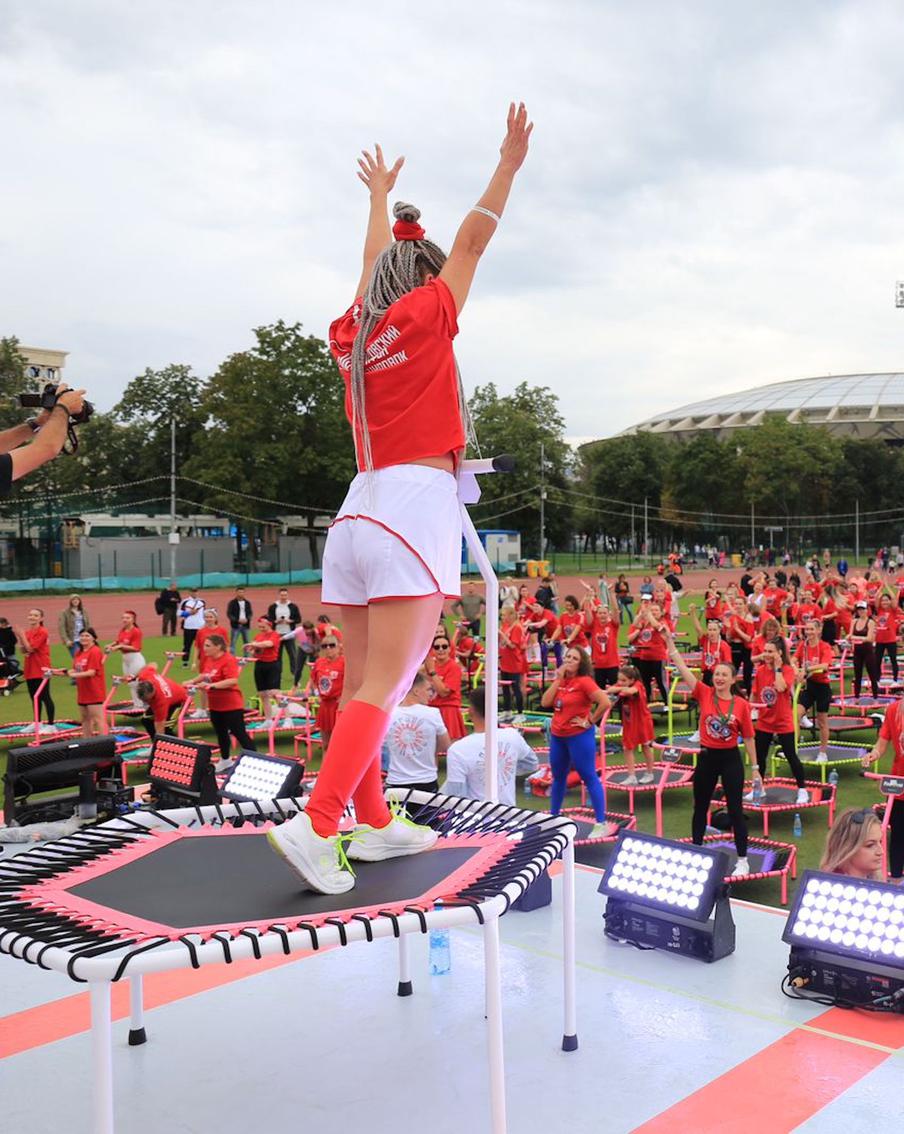 Фитоняшки раскачали вагон метро по дороге на мировой рекорд