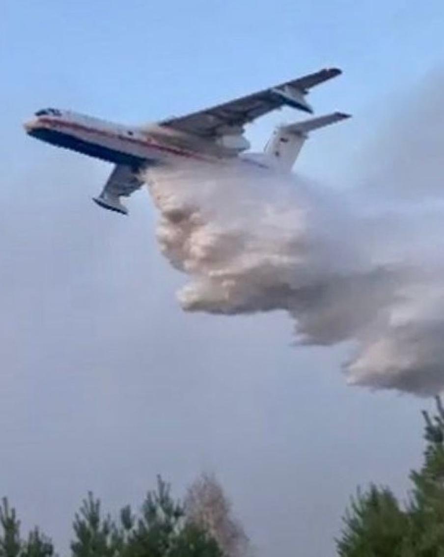 Второй самолет Бе-200 приступил к тушению пожара в Геленджике