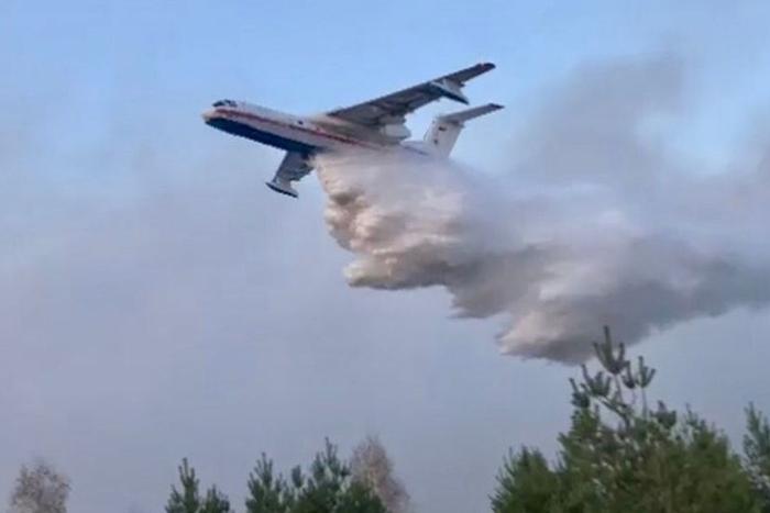 Второй самолет Бе-200 приступил к тушению пожара в Геленджике