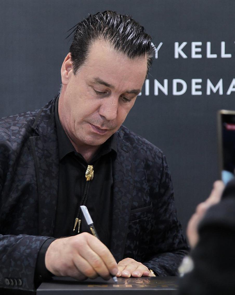 Прокуратура после разбирательства отказалась от выдвинутых обвинений против фронтмена Rammstein