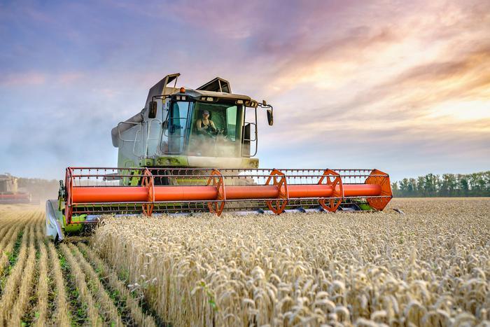 В Красноярском крае мужчина на комбайне устроил погоню за 12-летним мальчиком