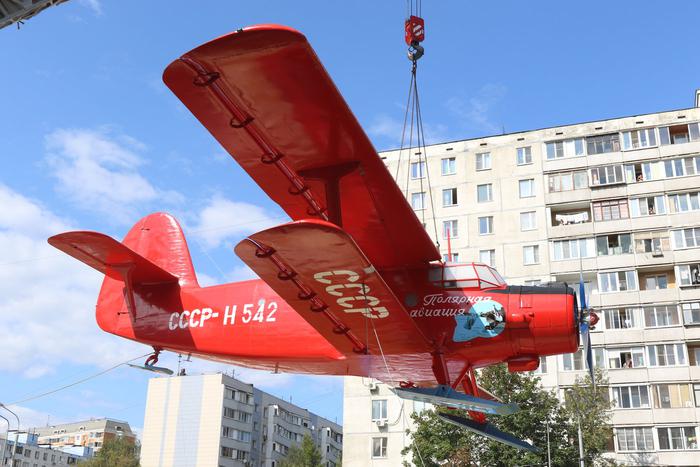Настоящий полярный самолёт Ан-2 установлен между Северным Медведково и Южным