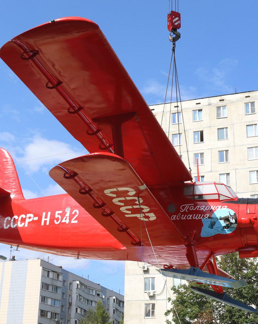 Настоящий полярный самолёт Ан-2 установлен между Северным Медведково и Южным