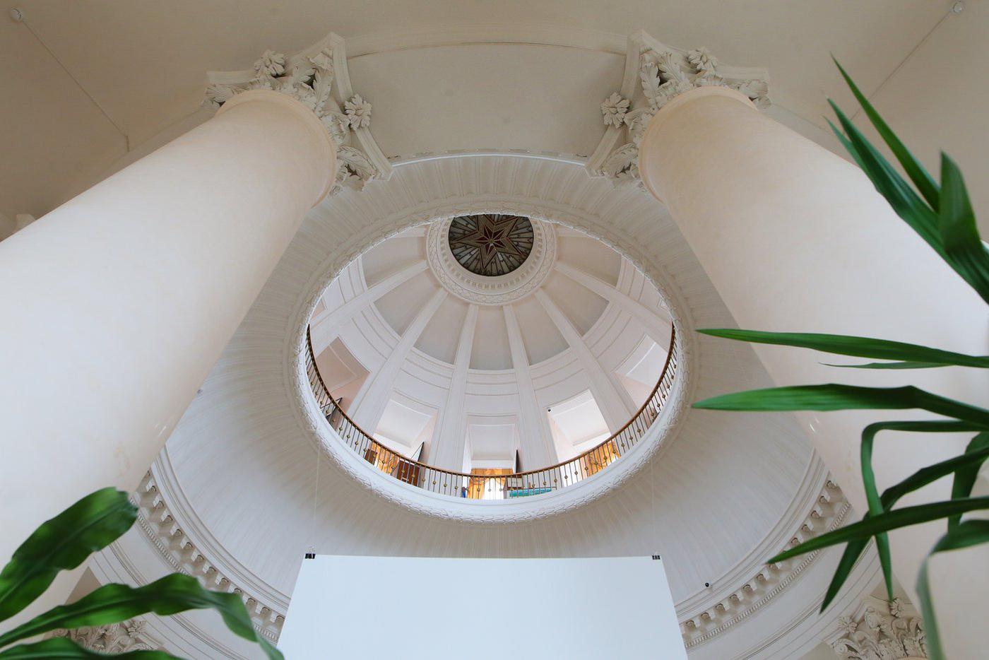 На последнем этаже Музея землеведения находится ротонда с ярко-красной звездой. Выше – только шпиль.