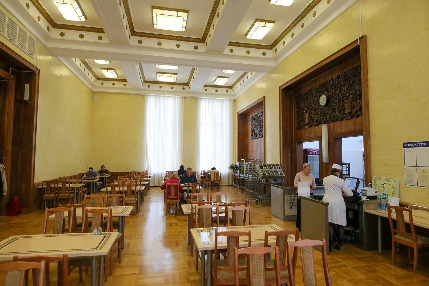 Одна из столовых Главного здания.