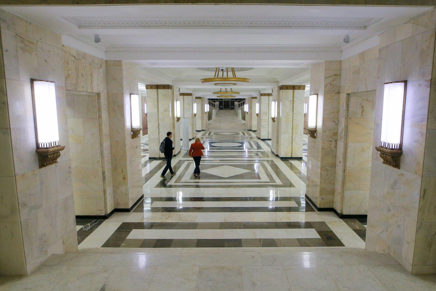 Нижние этажи здания отделаны преимущественно мрамором.