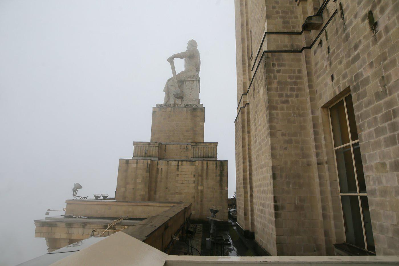 Северо-восточный фасад украшают скульптуры рабочих и колхозниц.