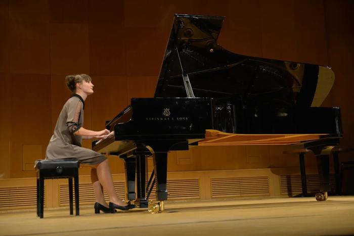 "Я читаю ноты на ощупь и потом играю". Как ощущает музыку незрячая пианистка