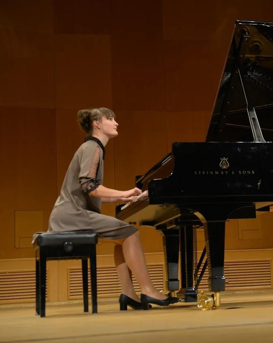 "Я читаю ноты на ощупь и потом играю". Как ощущает музыку незрячая пианистка