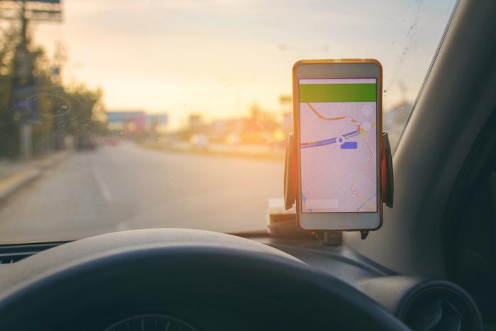 В России изменили правила размещения гаджетов на лобовом стекле машин