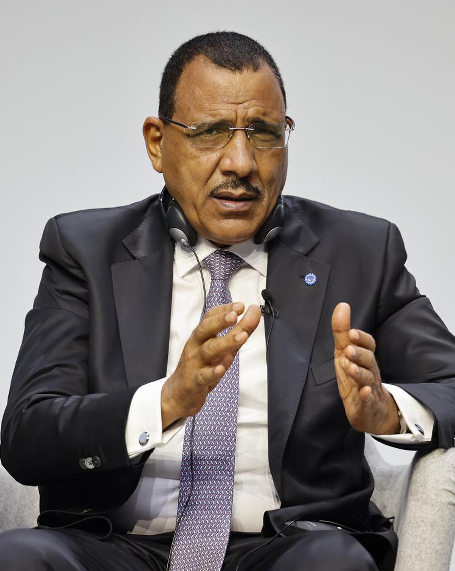 Свергнутый президент Нигера заразился малярией