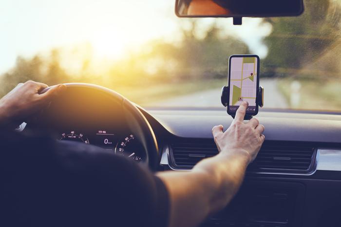 Запрета на установку гаджетов на стёкла машин нет, заявили в МВД