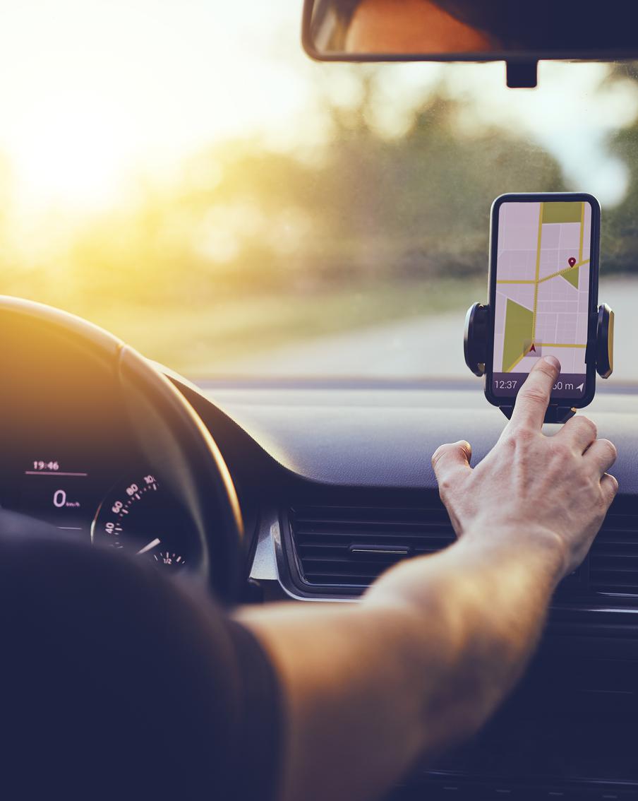 Запрета на установку гаджетов на стёкла машин нет, заявили в МВД