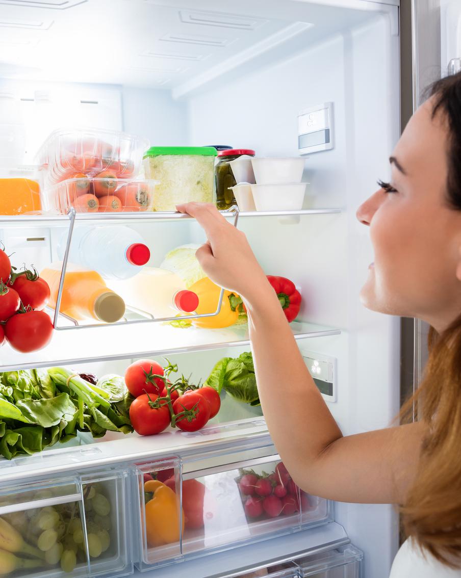 Многим продуктам хранение в холодильнике может сильно навредить