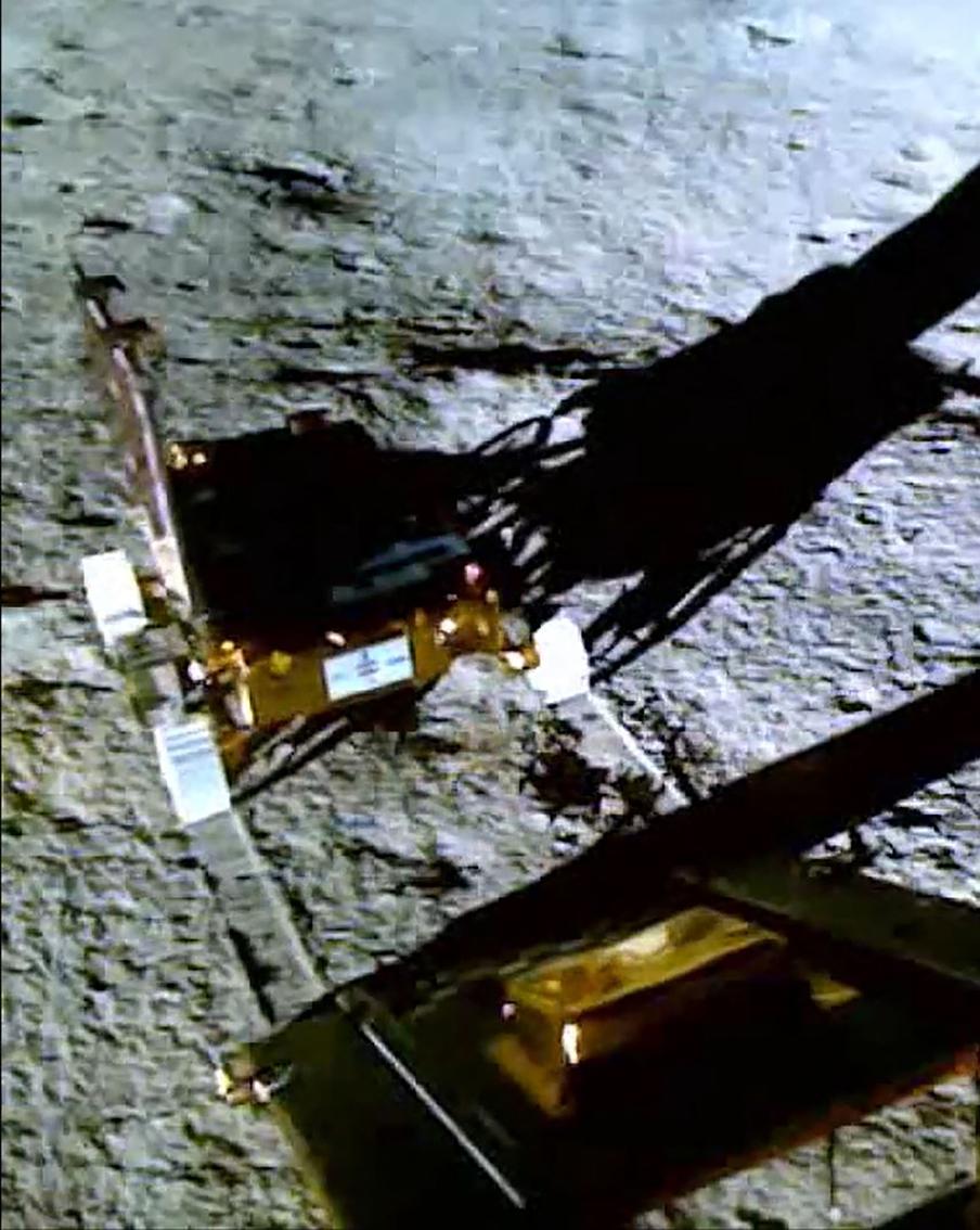 Индийский луноход завершил свою прогулку по Луне