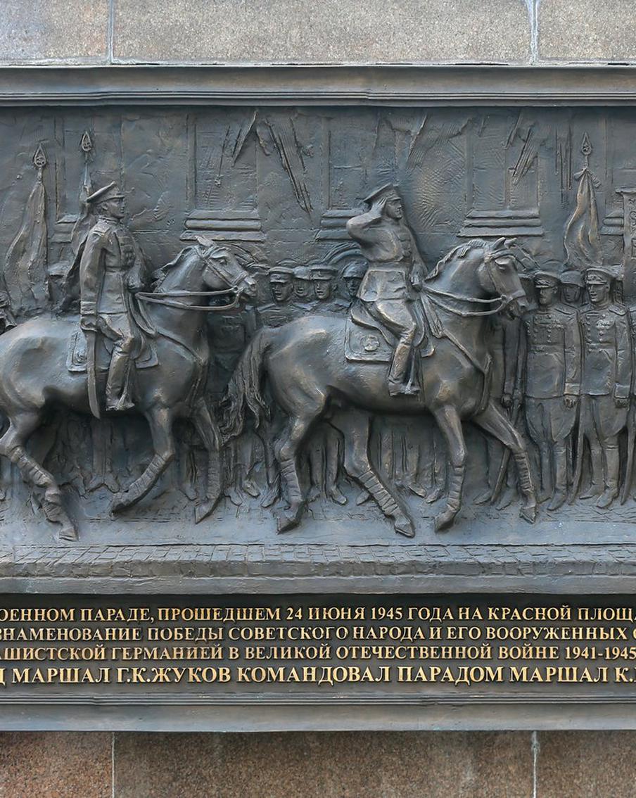 Горельеф в память о Параде Победы появился на здании торгового центра: Metro присутствовало на церемонии открытия