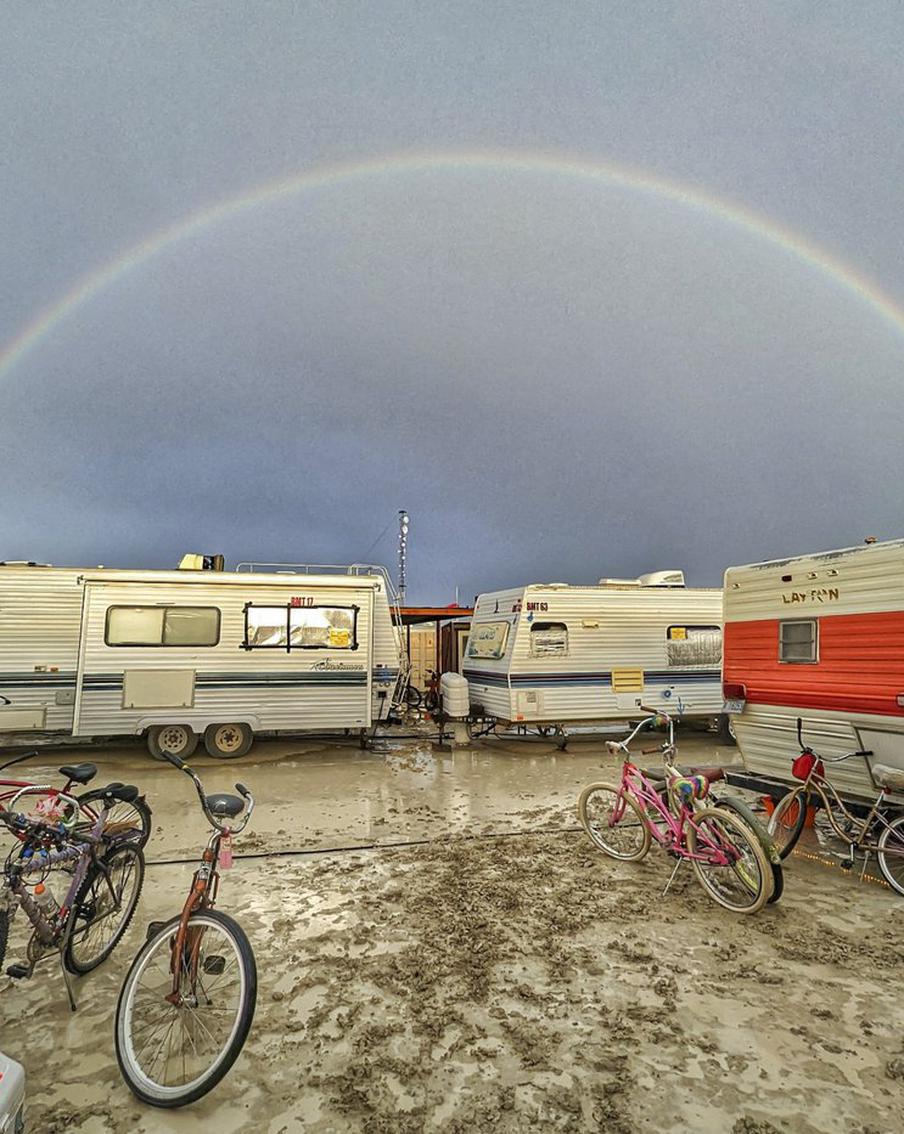 "Горящий человек" превратился в "мокрого": как проходит знаменитый фестиваль Burning Man в пустыне?