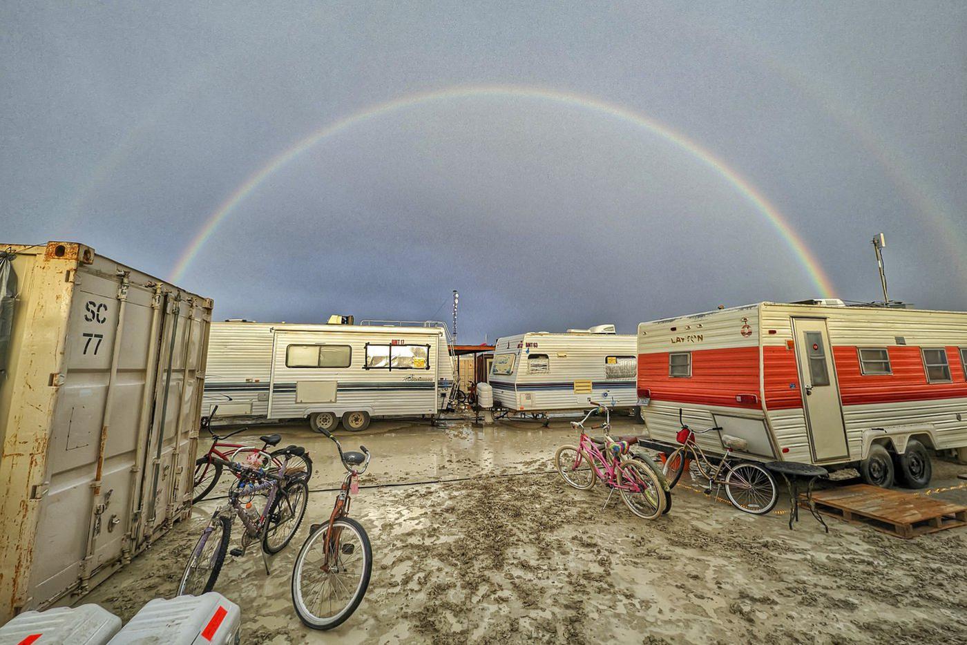 Участница из Индии рассказала, как проходит фестиваль Burning Man – там умер человек