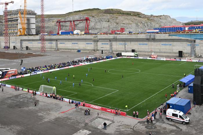 Плавучий док принёс удачу "самураям": в Заполярье состоялся исторический кубковый матч