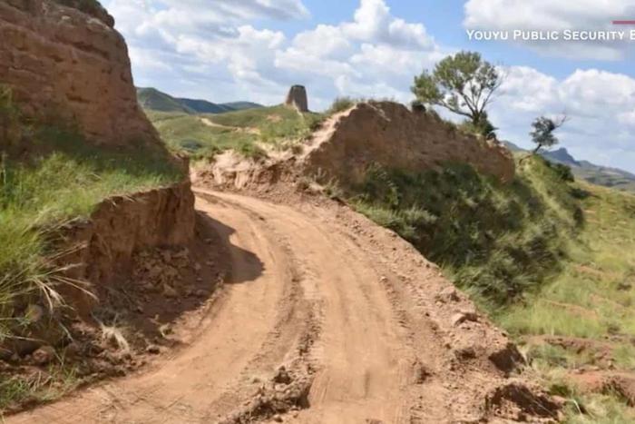 Работники пробили Великую Китайскую стену, чтобы срезать путь. Вспоминаем, от чего ещё страдали шедевры архитектуры