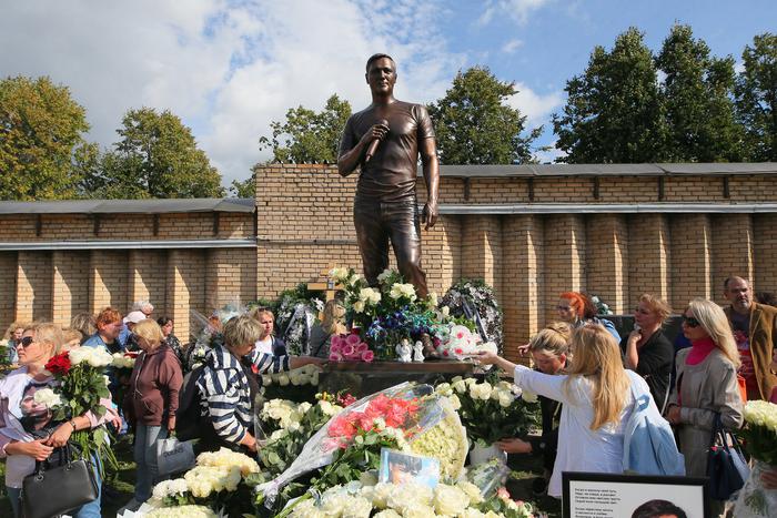 Памятник Юрию Шатунову открыли на Троекуровском кладбище Москвы