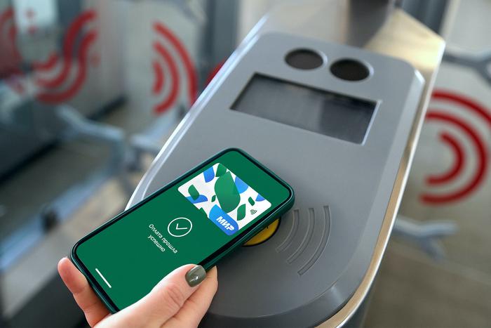 10 рублей сэкономит на каждой поездке москвич в ближайшие четыре месяца благодаря карте "Мир"