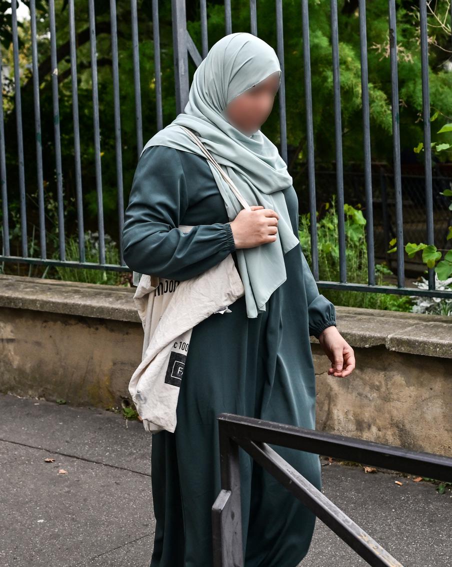 Во Франции старшеклассницам больше не разрешают носить абайи – традиционные мусульманские платья