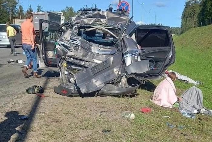 В Ленобласти фура сбила колонну детей-велосипедистов. Погибли две девочки, 10 человек пострадали