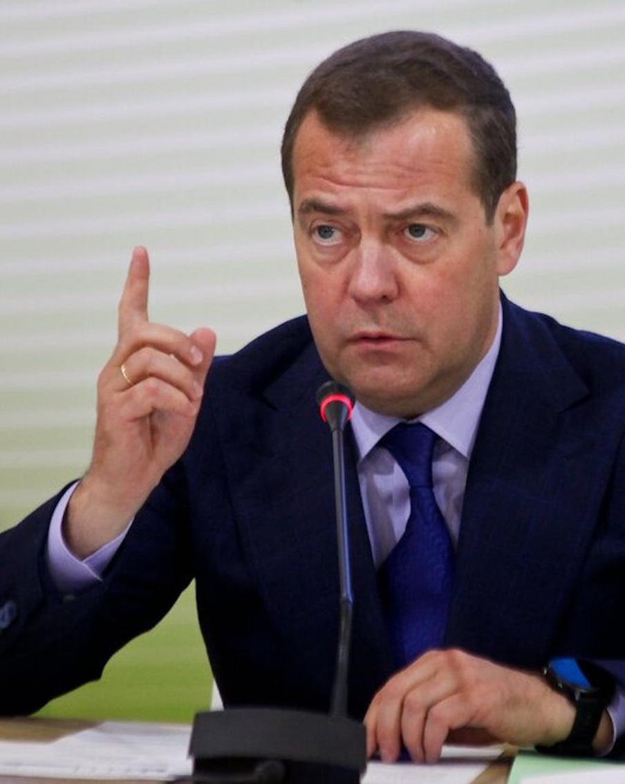 Дмитрий Медведев проголосовал онлайн. И назвал такое голосование очень удобным