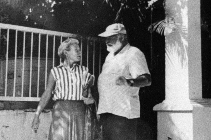 Две авиакатастрофы в Африке критически повлияли на здоровье Эрнеста Хемингуэя