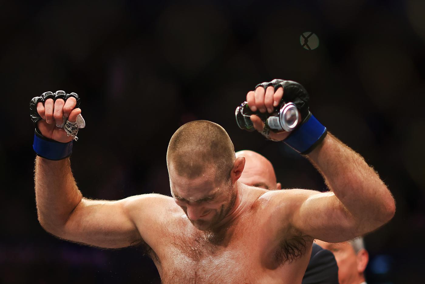 Новым чемпионом UFC стал скинхед, дравшийся с отцом