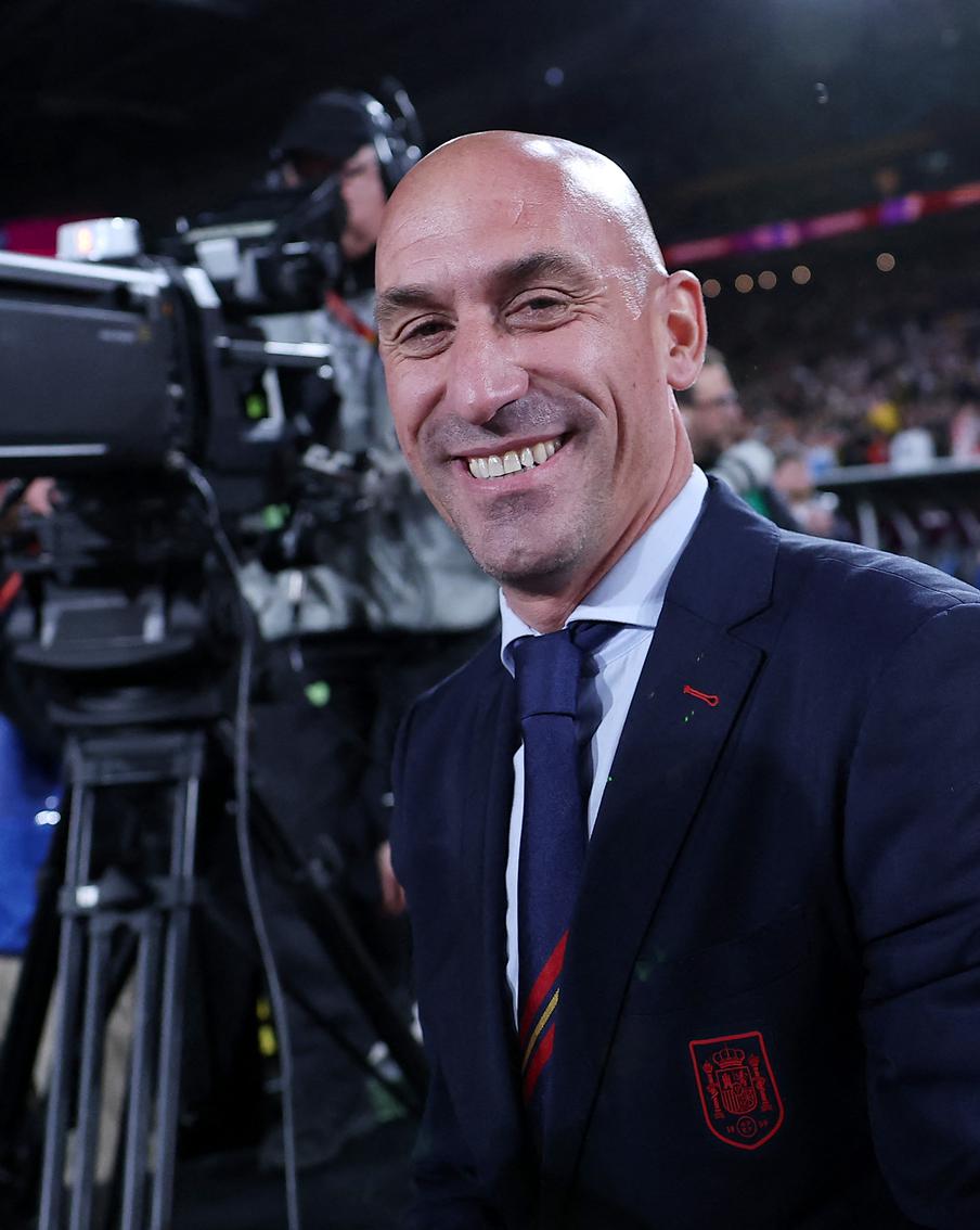 Глава испанского футбола покинет пост после скандала с поцелуем футболистки