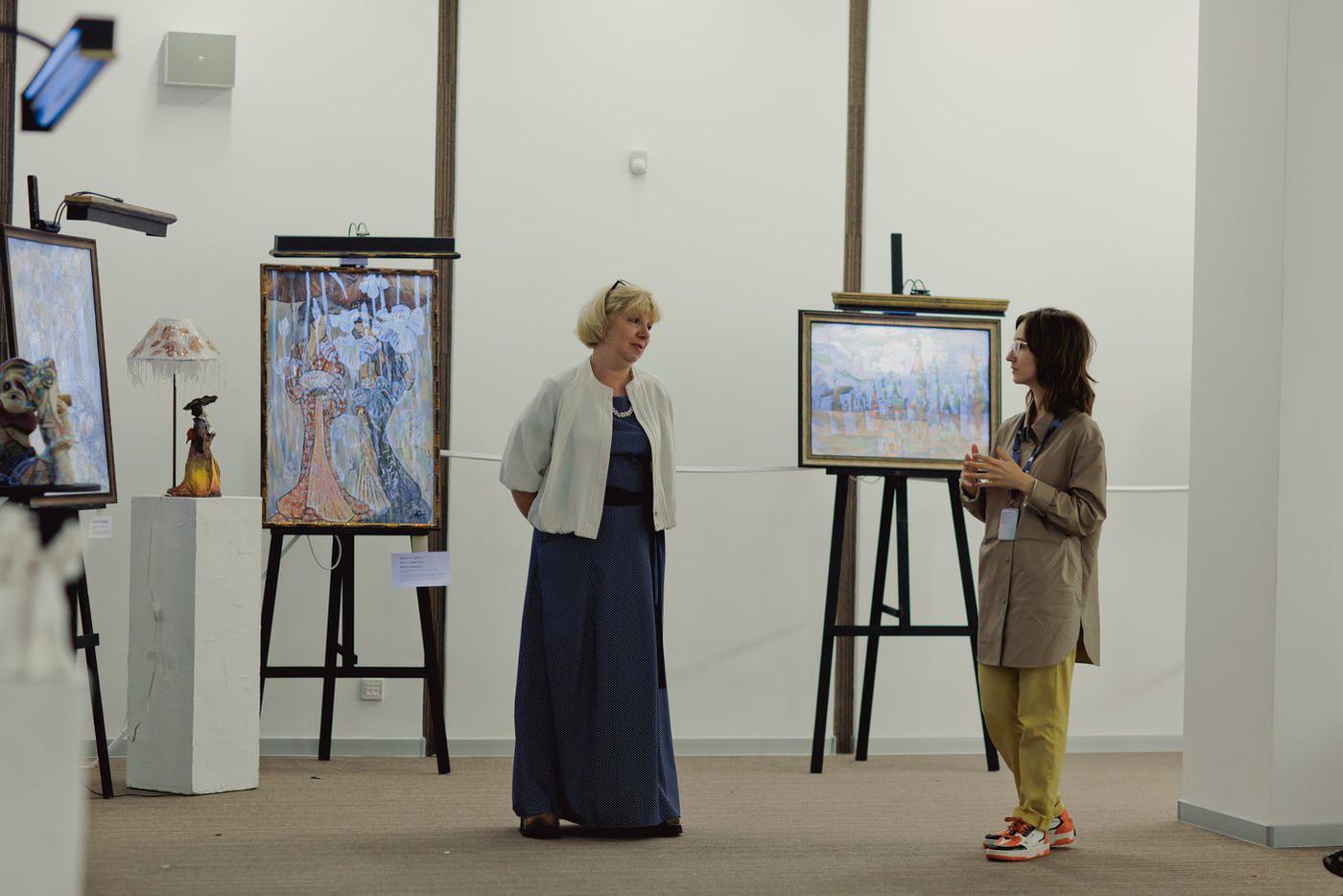 По словам Елены, картины вешать нельзя, потому что ультрафиолетовые лампы сложнее устраивать на плоской поверхности.