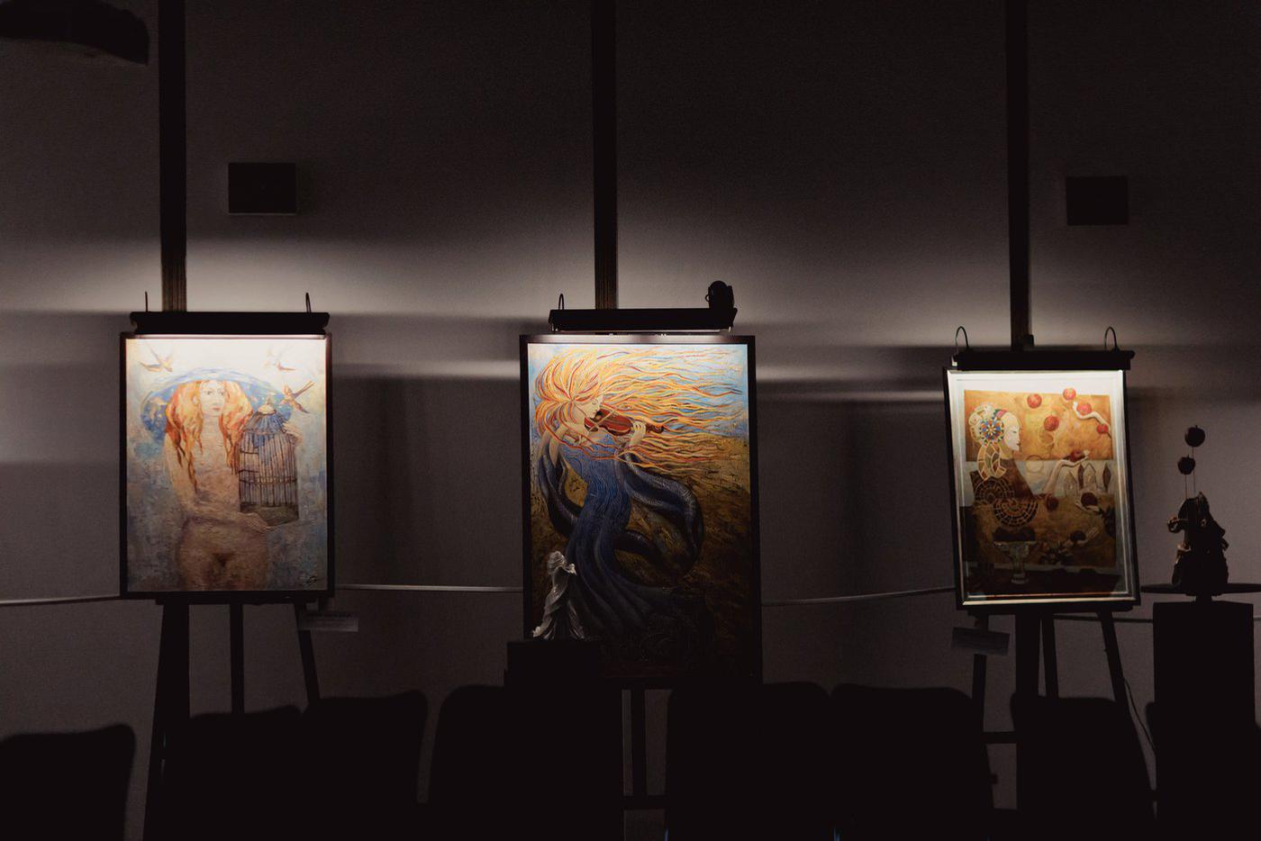 Одна из самых любимых работ Елены – слева, портрет девушки, поначалу напоминающей героиню картины "Рождение Венеры". В темноте девушка превращается в Фриду Кало.