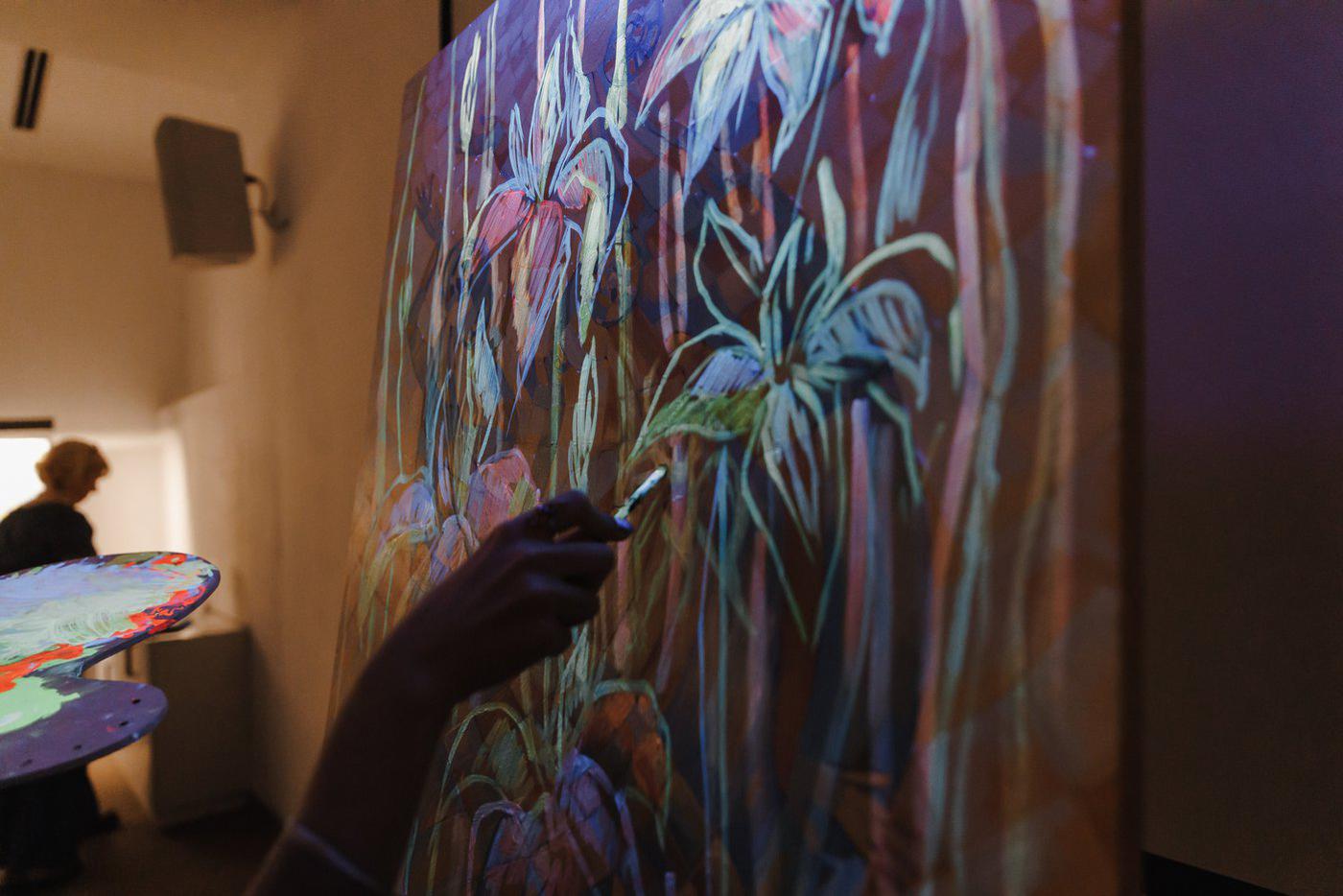 Я рисую свой первый ирис люминофорами. Посмотрите, как светится!