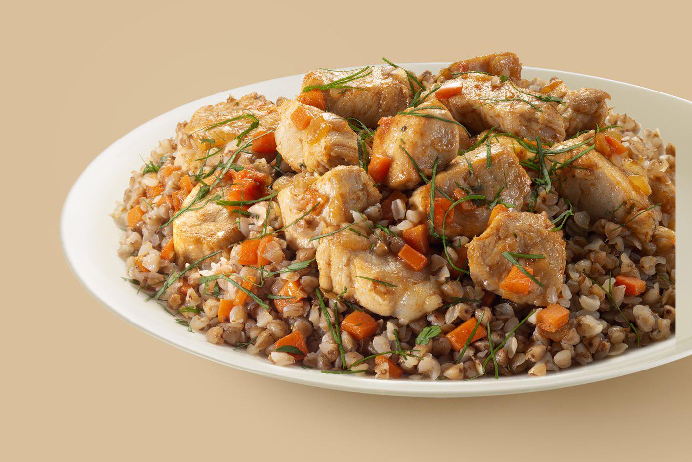 Гречка с томлёным мясом.