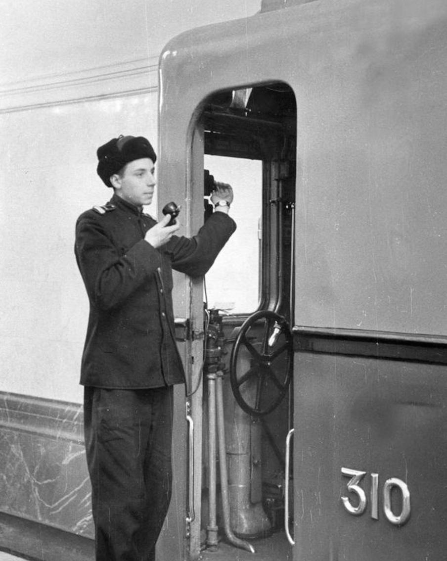 В 1955-м место помощника машиниста оборудовали микрофоном МЭМ. Тогда же впервые появилось пресловутое "Осторожно, двери закрываются! Следующая станция..."