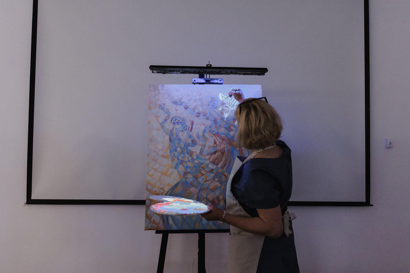 Магия происходит буквально у вас на глазах: в темноте под ультрафиолетом краски светятся и на палитре, и на холсте.