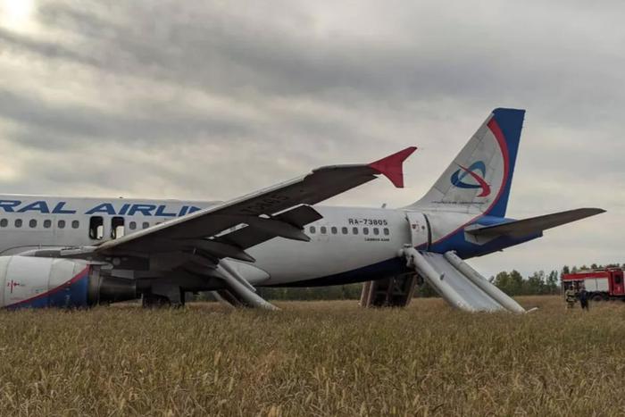 Пассажиры экстренно севшего самолёта эвакуированы в дом культуры