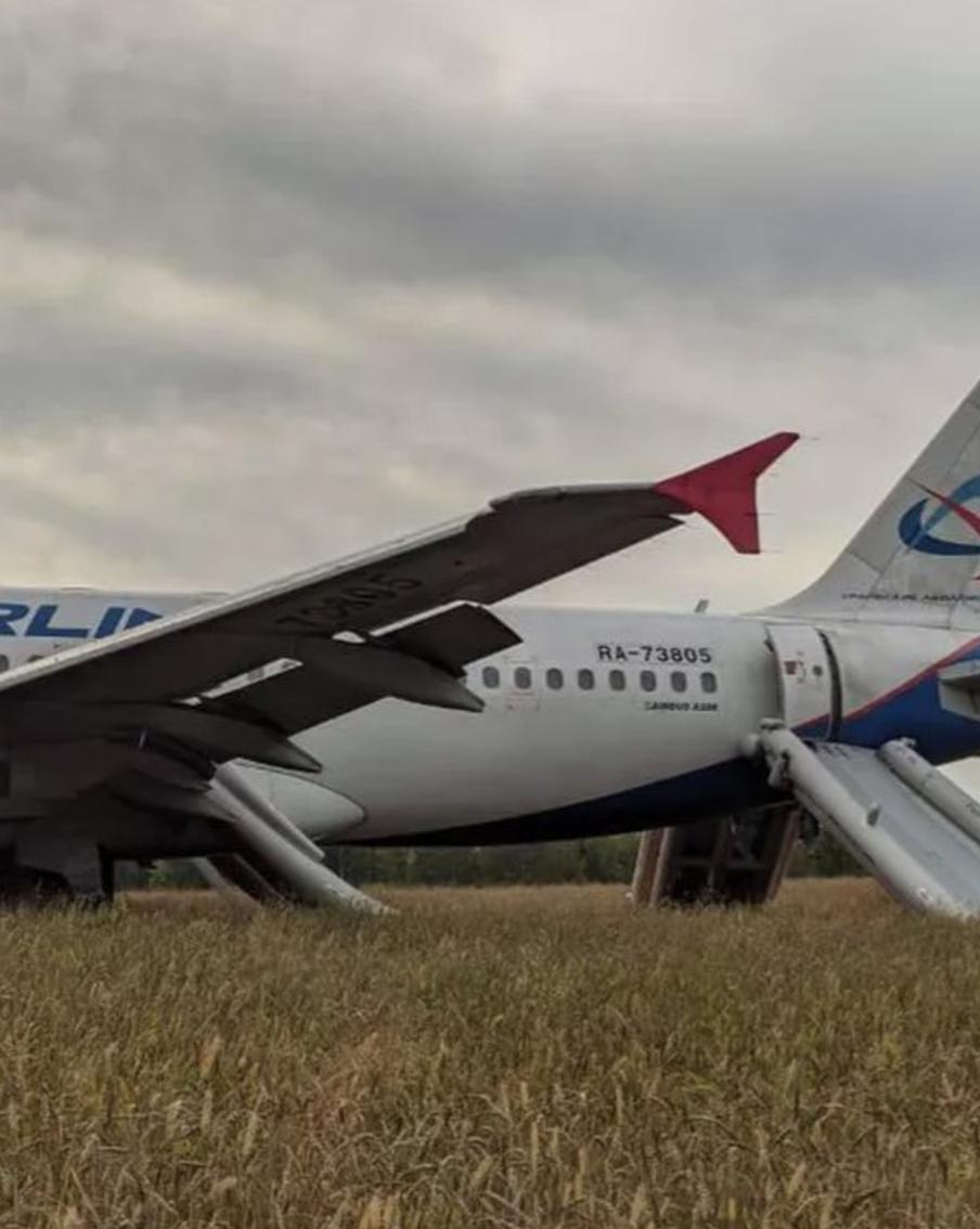 Пассажиры экстренно севшего самолёта эвакуированы в дом культуры