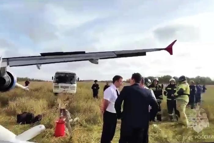 Стала известна причина посадки самолёта в поле под Новосибирском