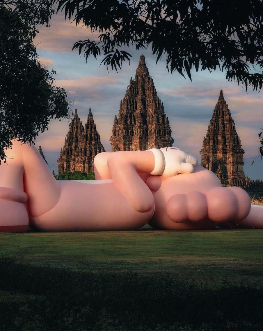 Скульптура установлена рядом с древним храмом Прамбанан. Этот памятник IX века, крупнейший индуистский храмовый комплекс в Индонезии и объект Всемирного наследия ЮНЕСКО, расположен в Джокьякарте на юге Явы.