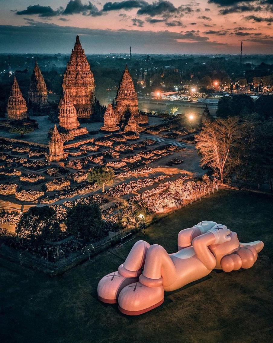 Современные произведения искусства неожиданно контрастируют с историческим фоном.