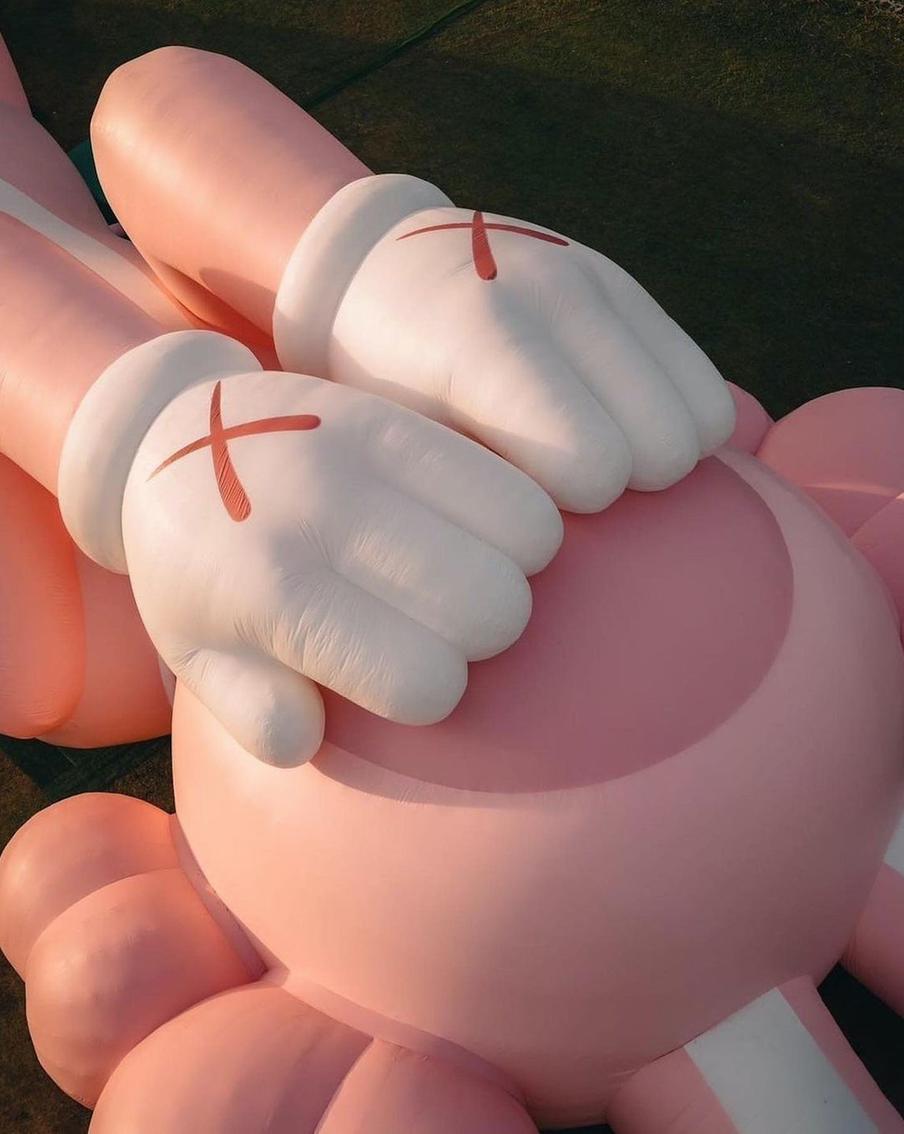 Индонезия стала десятым городом, где "остановился" гигантский розовый кролик в своём мировом турне.