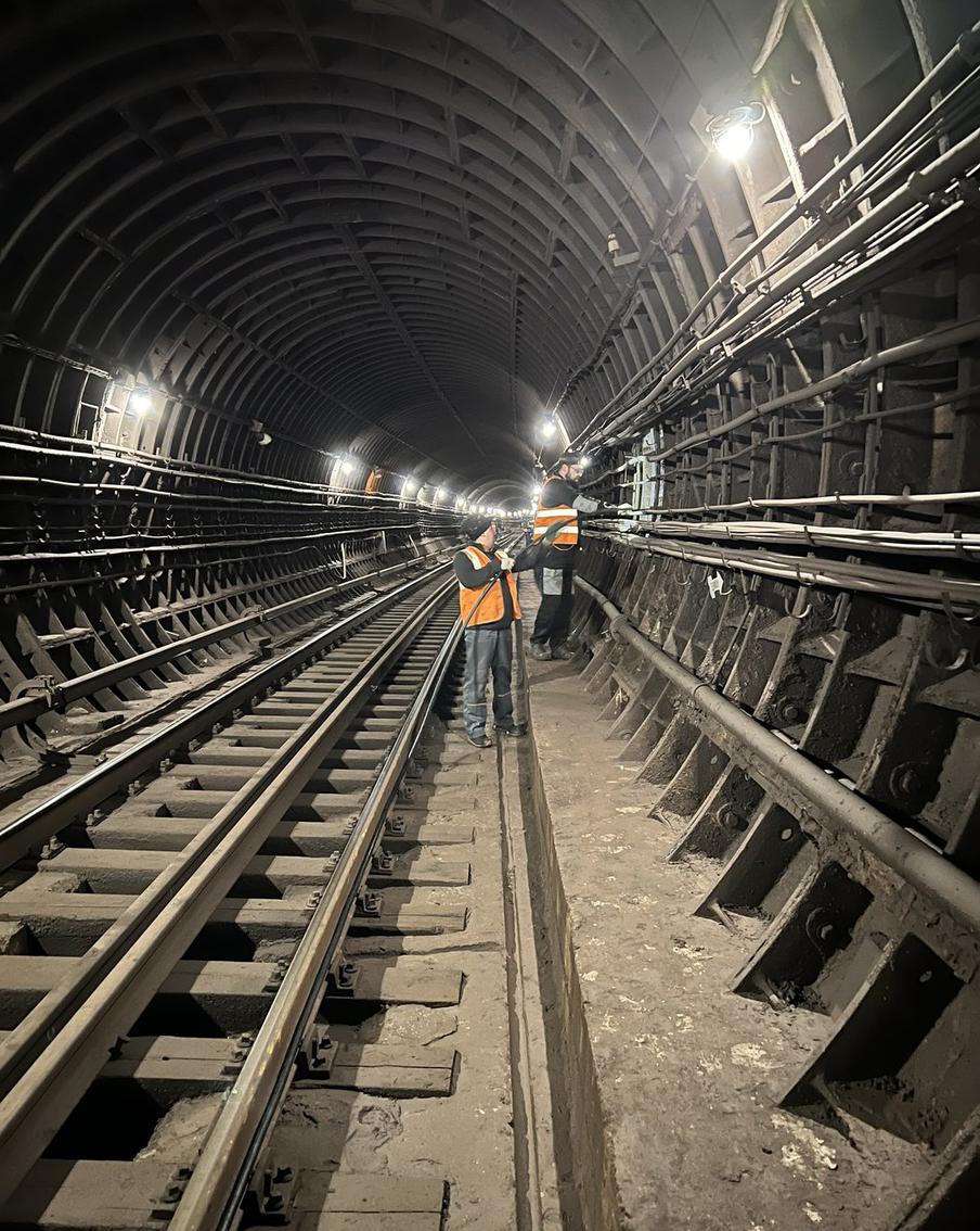 Специалисты ведут монтажные работы в тоннеле